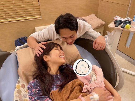 出産直後の、ゆんさんとシルクさん、息子・コルクくん。