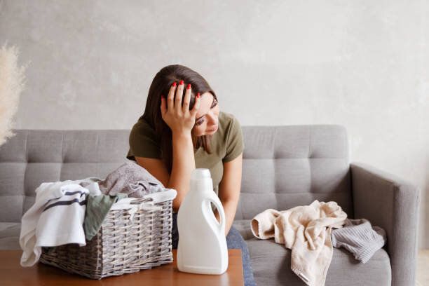 若い一人で家事の日課で疲れた女性を苦しめた