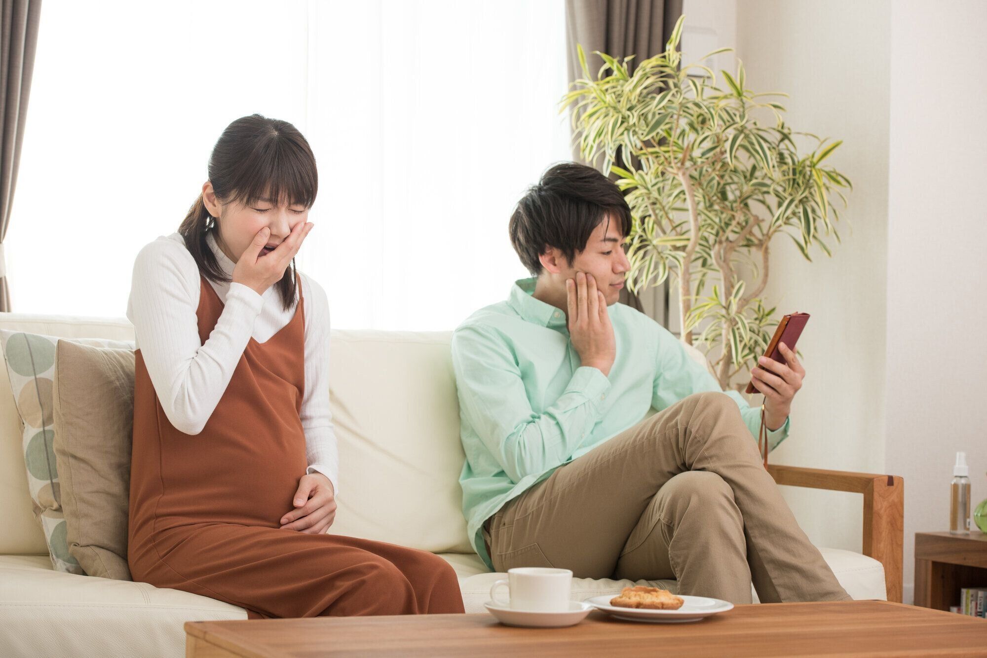 つわりに苦しむ妻をよそに食事やスマホをする夫