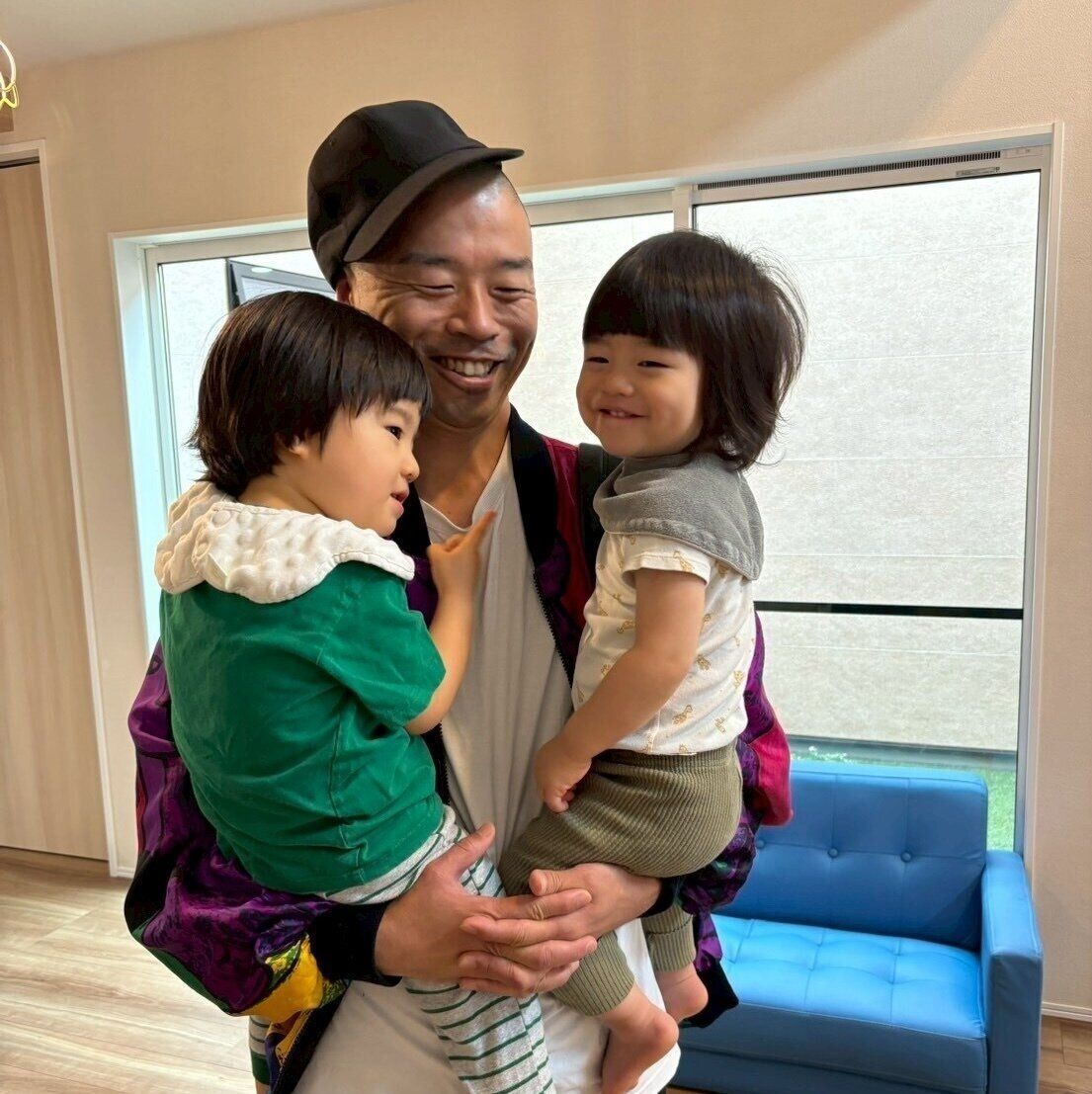長男と二男を抱っこして、幸せそうな山名さん。