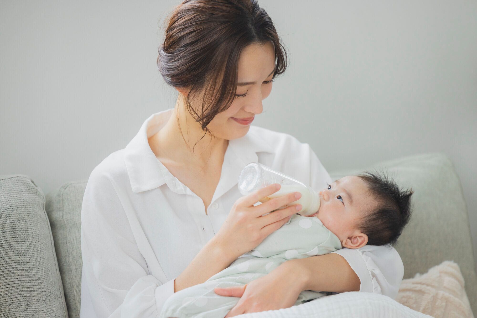 新生児の授乳姿勢がうまくいかないときは？ 母乳・ミルク別の抱き方とコツ