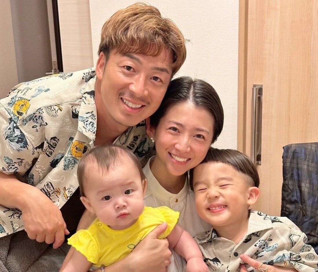 美馬さんとアンナさん、ミニっち、ひめっちの家族写真。