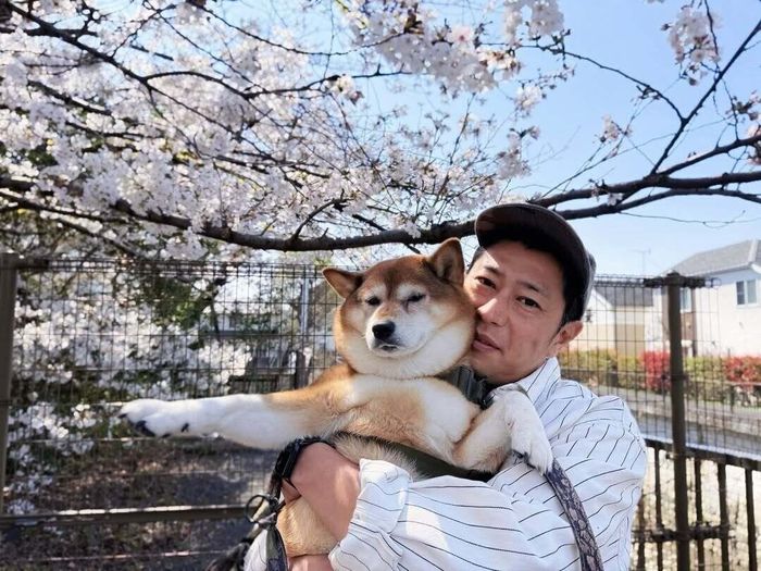 桜の前で、尾形さんと三九ちゃん。