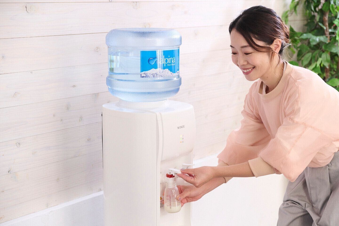 授乳中の大西さんは、「アルピナウォーター」で赤ちゃんに安全・安心を