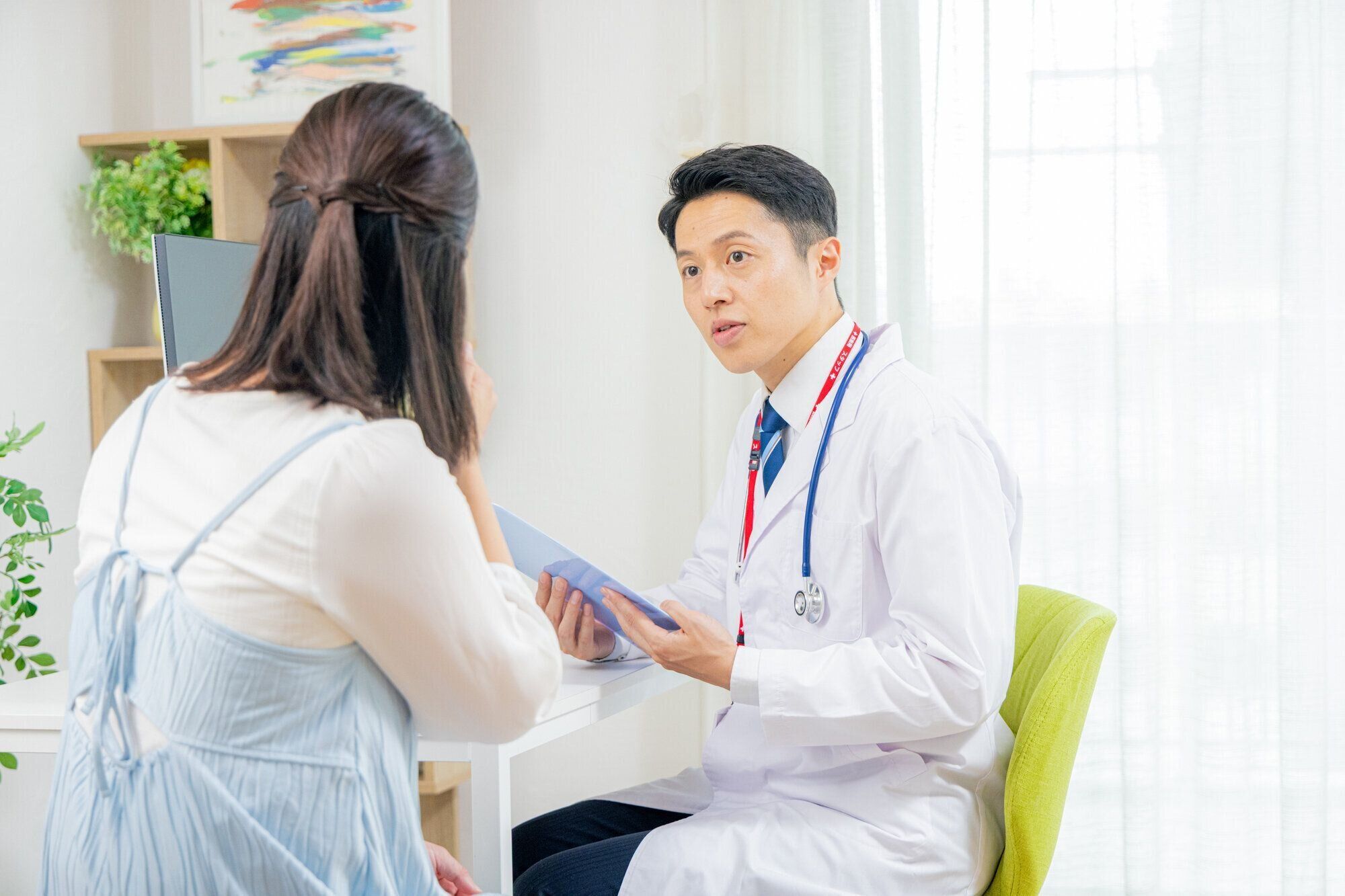 妊娠中の女性に医師が診察と助言をするイメージ
