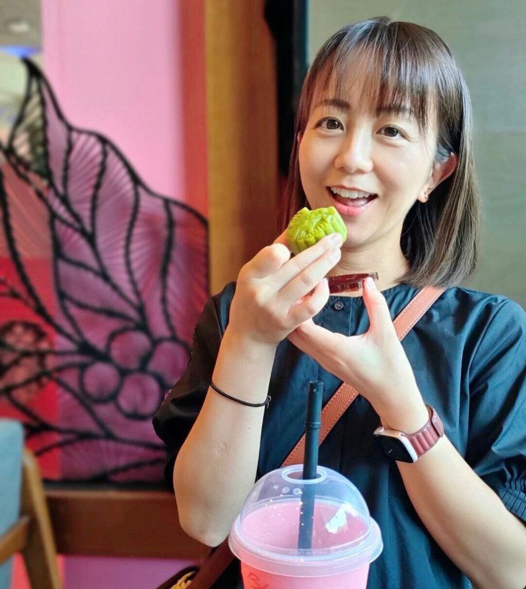 カフェでの時間を楽しむ福田さん。