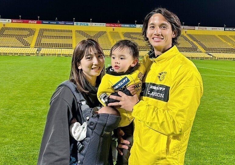 元AKB・高城亜樹。2人の息子とサッカー選手の夫・高橋祐治と4人