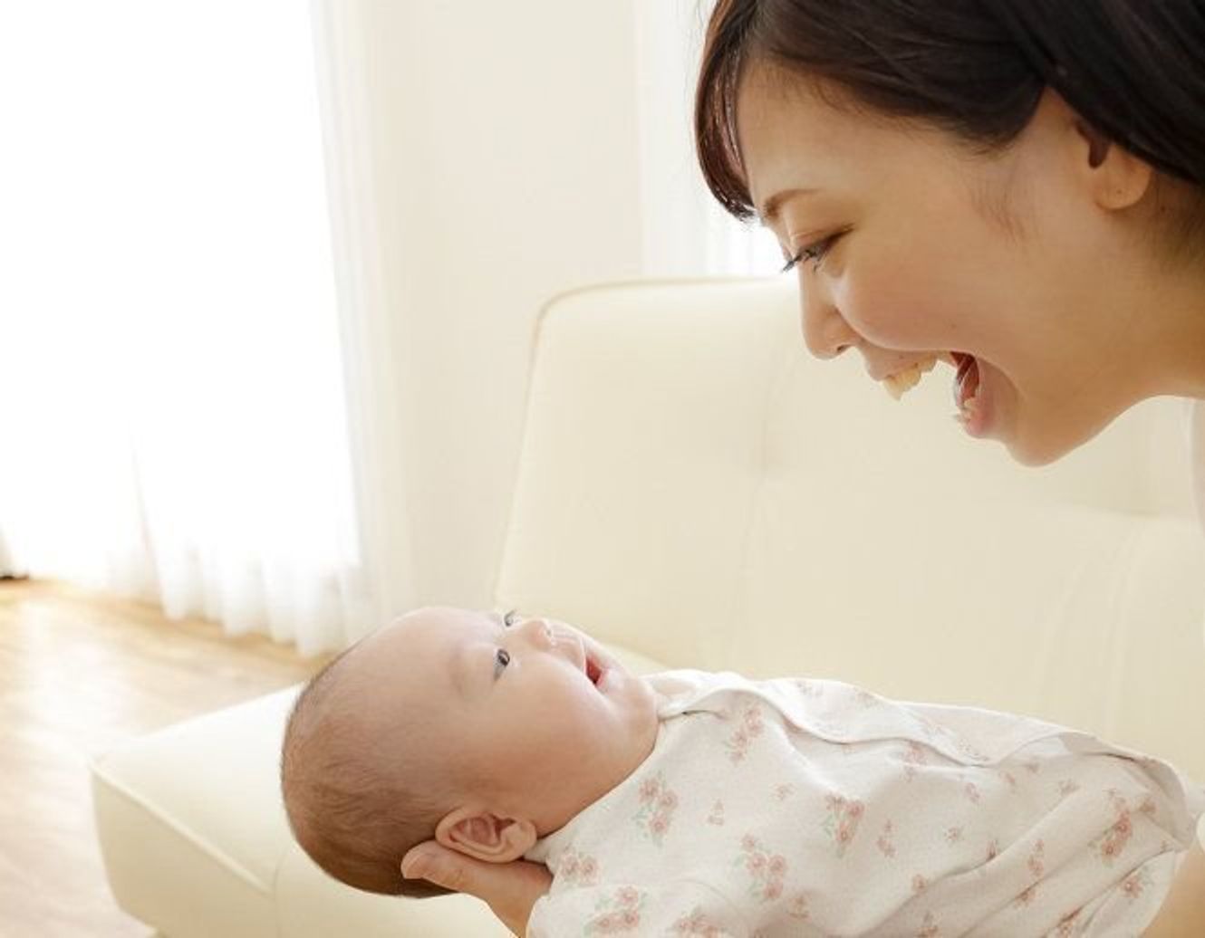 専門家監修 生後0 2カ月 お出かけできない今こそたっぷりスキンシップを 触れ合いたっぷり室内遊び6選 たまひよ 専門家監修 生後0 2カ月 お出かけできない今こそたっぷりスキンシップを 触れ合いたっぷり室内遊び6選 たまひよ