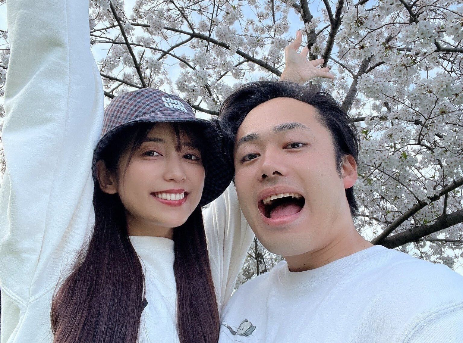 桜の木の下で。お花見中の、シルクロードさんとゆんさん。