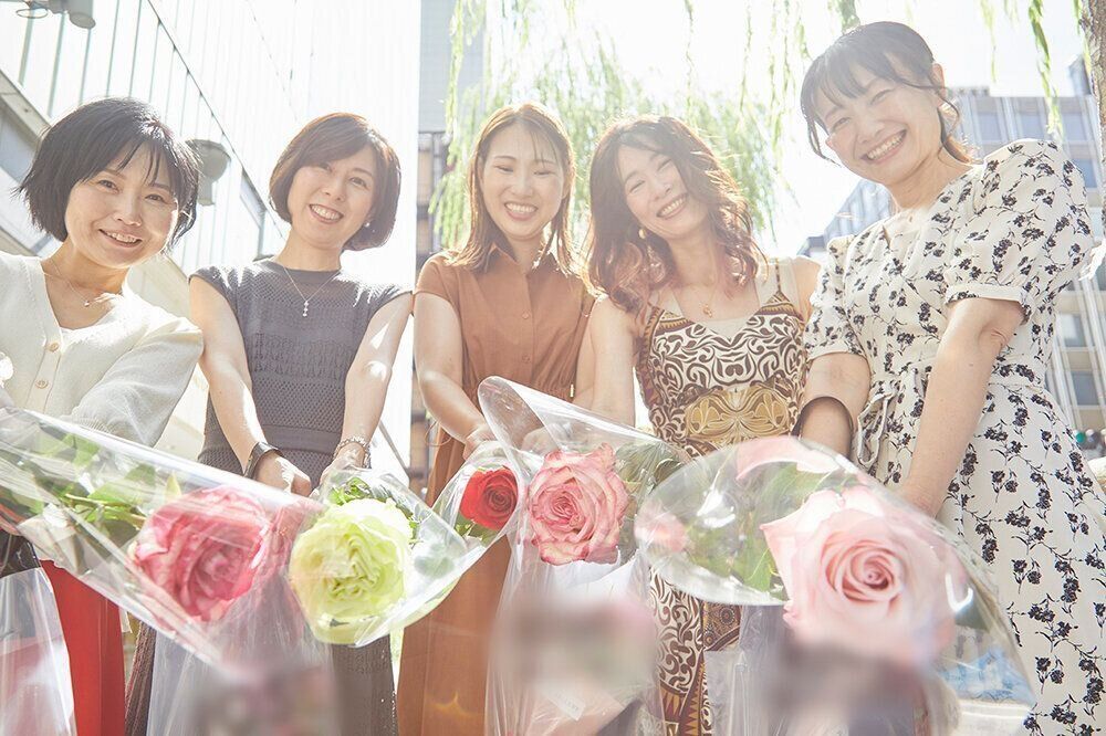 障害のある子どもを持つママたちと一緒に「私時間」を大事にするイベントに参加。右から2番目が友岡さん