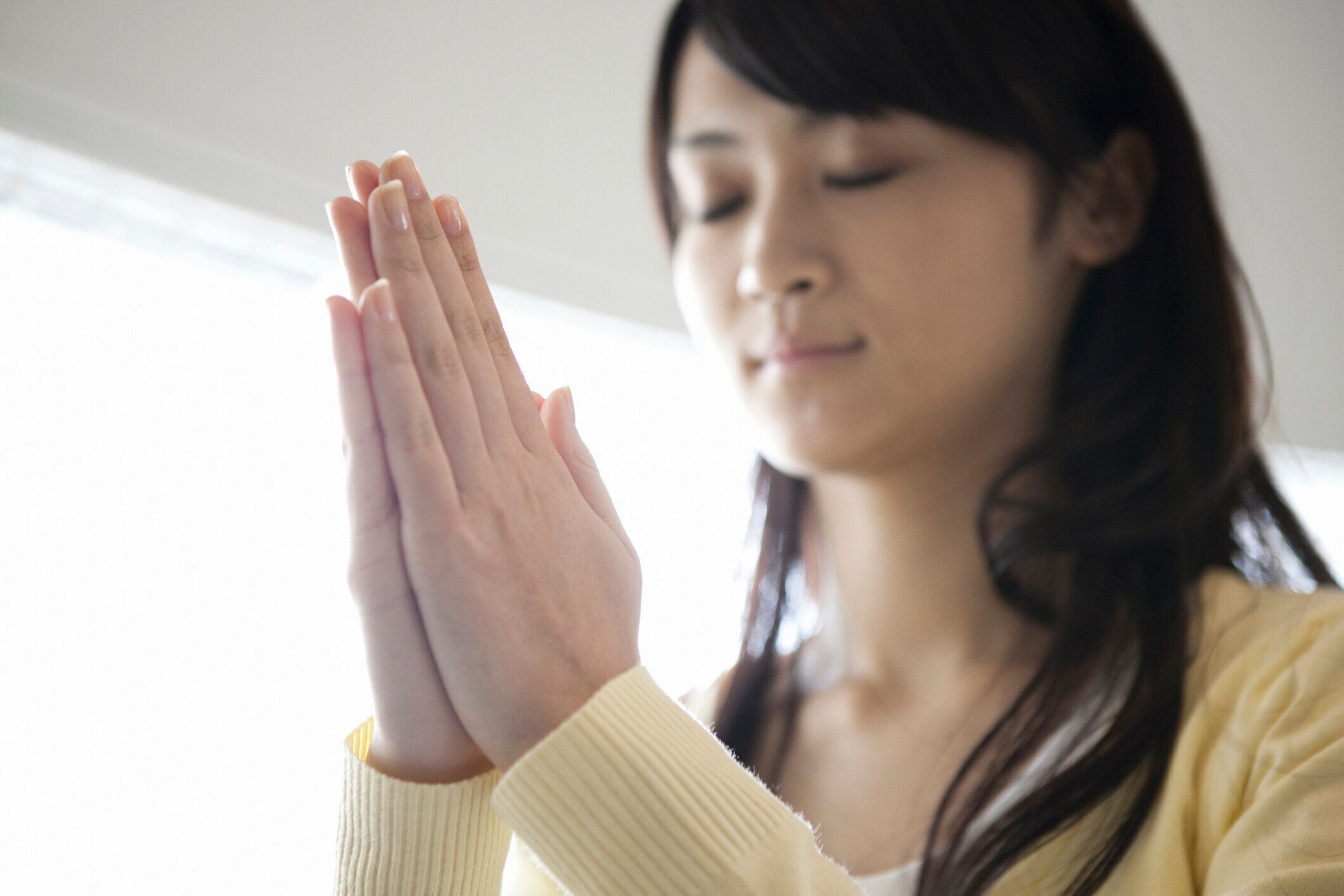 願い事をする女性