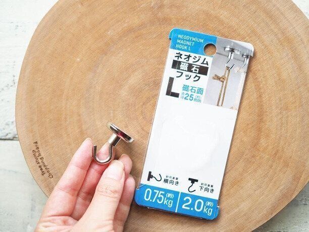 ネオジム磁石フックでデッドスペースの収納に