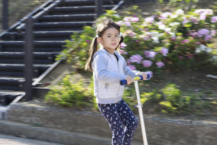 スクーターに乗って日本の女の子 (5歳)