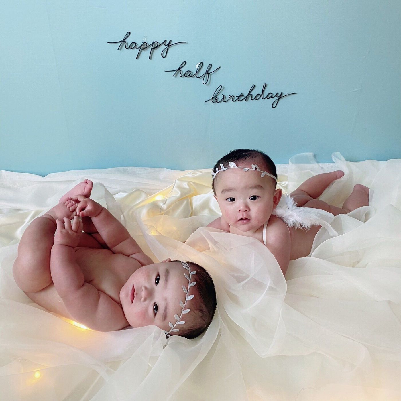 ハーフバースデー記念に 天使ショット が大注目 ふわふわの羽とぷりぷりなおしりで1 2を表現 たまひよ ハーフバースデー記念に 天使ショット が大注目 ふわふわの羽とぷりぷりなおしりで1 2を表現 たまひよ