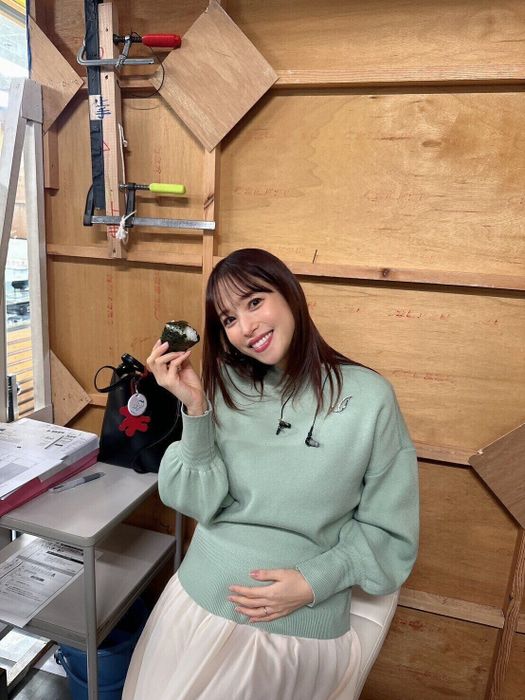 仕事の合間に軽食を取る鷲見さん。