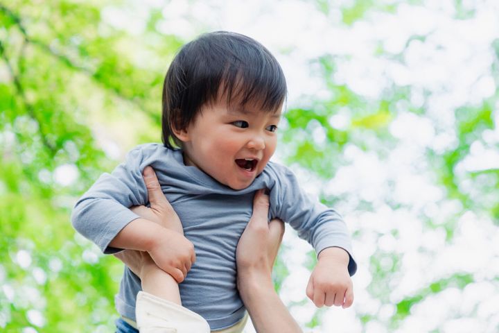 公園で微笑む男の子