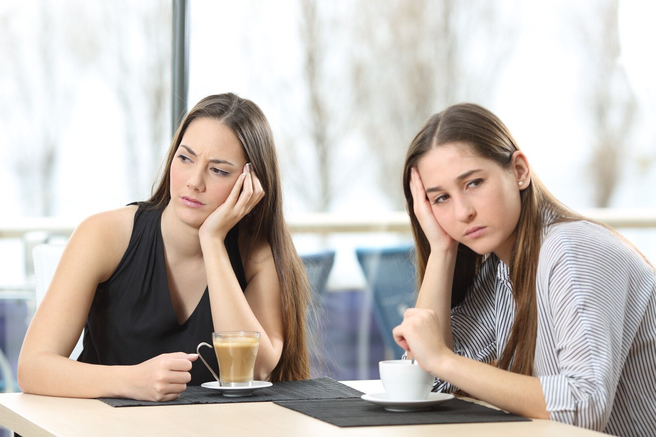 議論の後に2人の怒っている友人