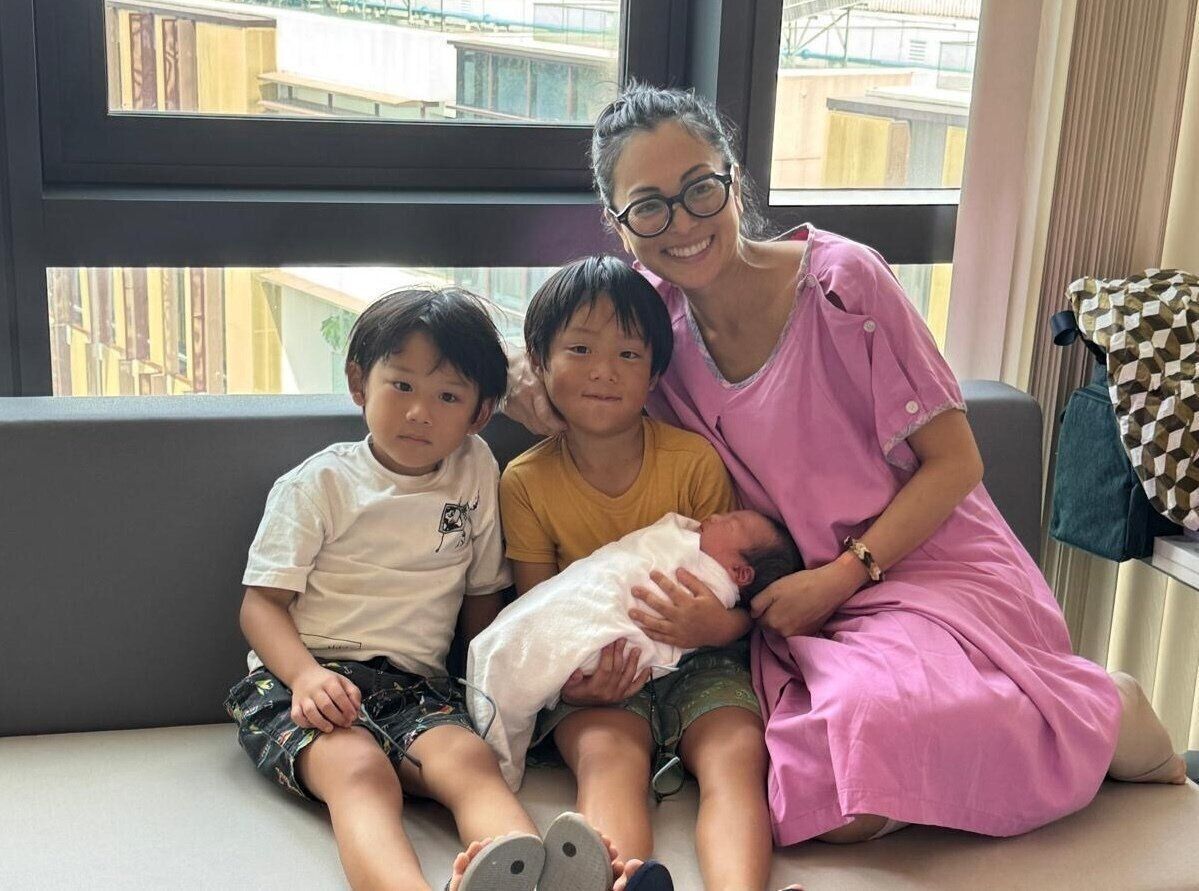 第7子の四男を出産後の日記さんと、隣にいるのは二男と三男。