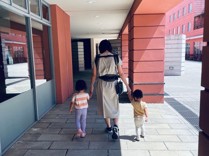 三女を抱っこし、長女と次女と手をつなぐ横澤さん。