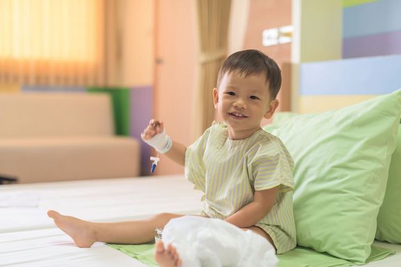 病院のベッドにアジアの少年
