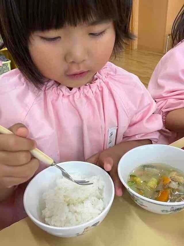 保育園で食事をする愛鈴ちゃん