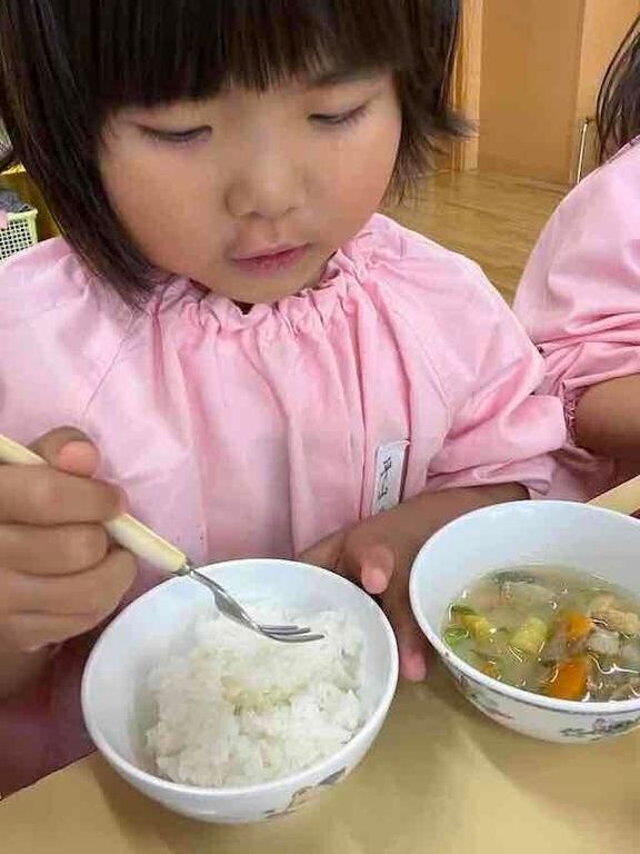 保育園で食事をする愛鈴ちゃん