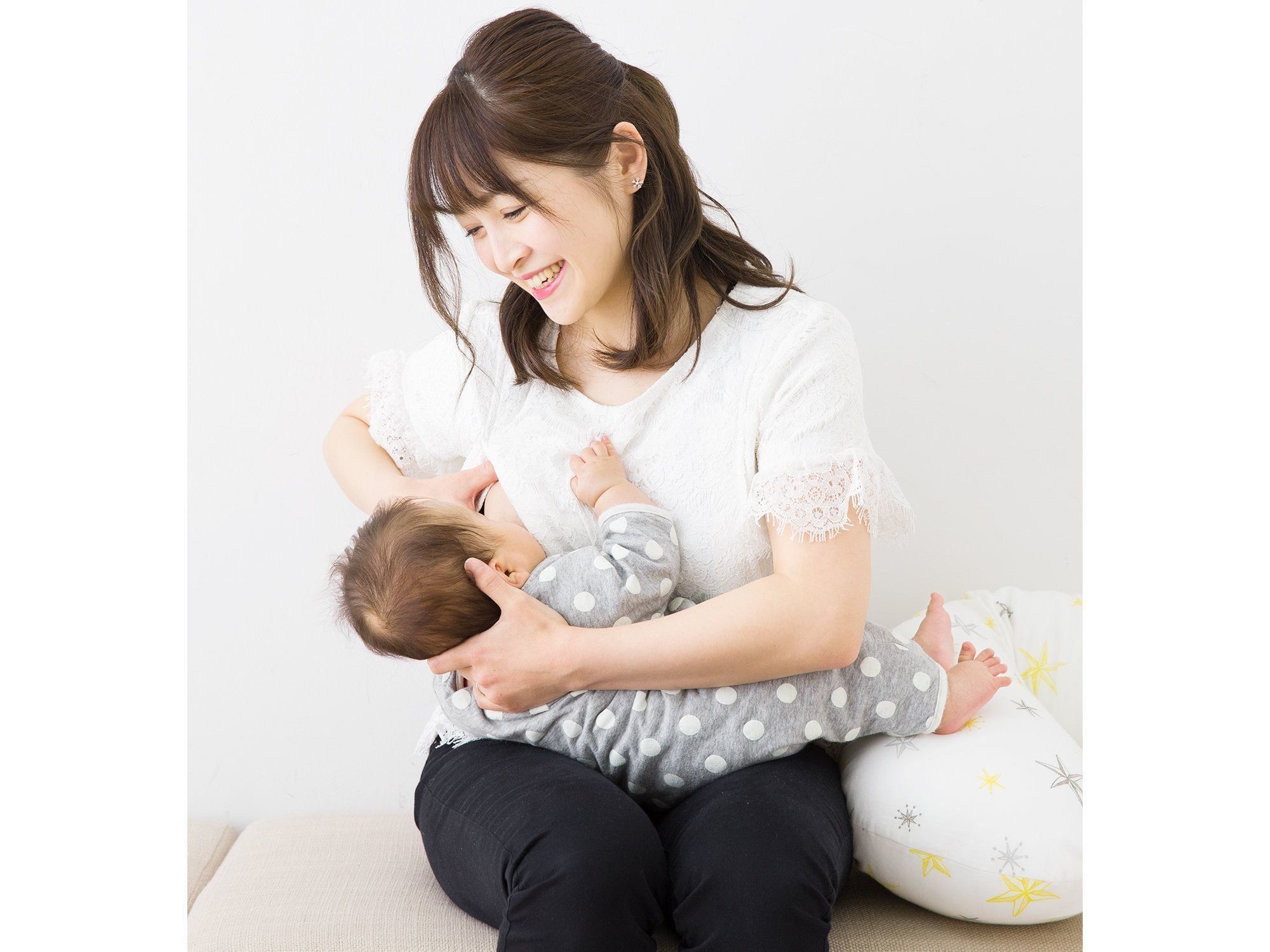 専門家監修 乳首が切れて悲鳴 授乳が痛すぎるときは 赤ちゃんの抱き方やくわえさせ形を変えてみて たまひよ