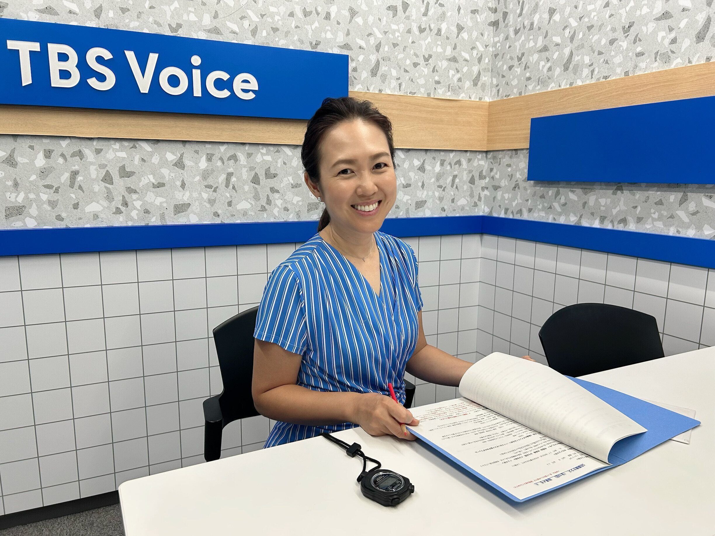 復帰後すぐのころ、お仕事中の高畑さん。