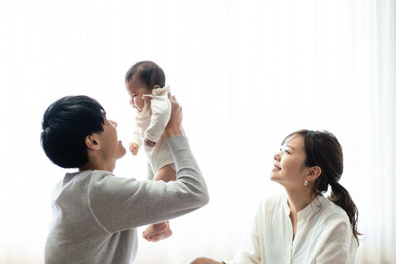 赤ちゃんを抱っこするお母さんとお父さん