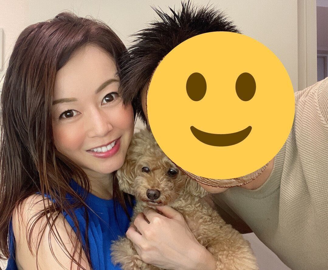 宮崎さんとご主人、愛犬との写真。