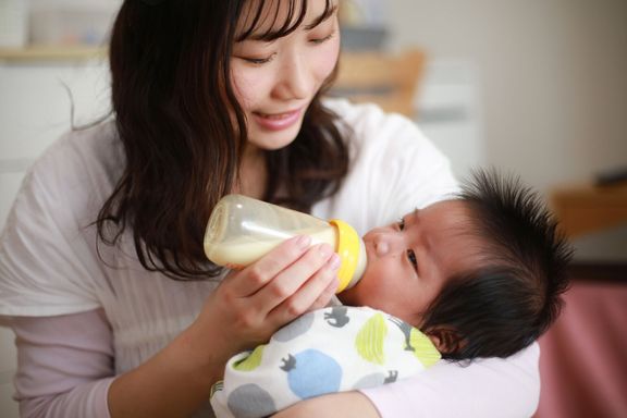 母は彼女の赤ちゃんを養う