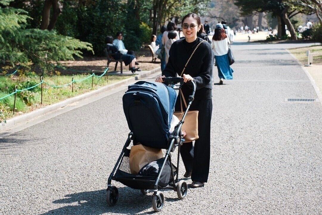 奥山かずささんと息子さんがお散歩をしている写真