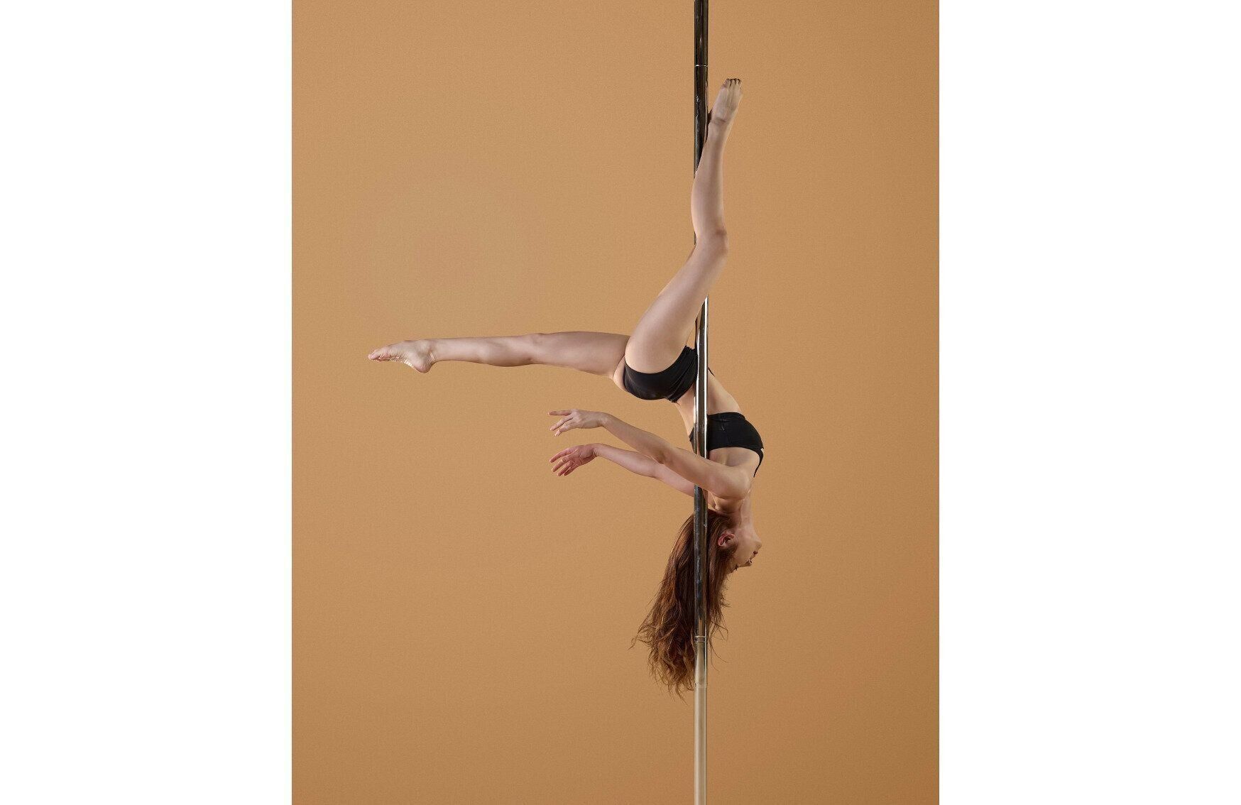 ポールダンスをしている熊田さん。