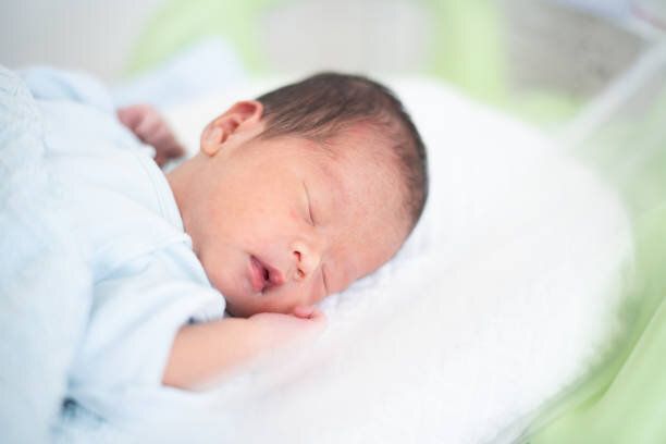 ベビーベッドの新生児