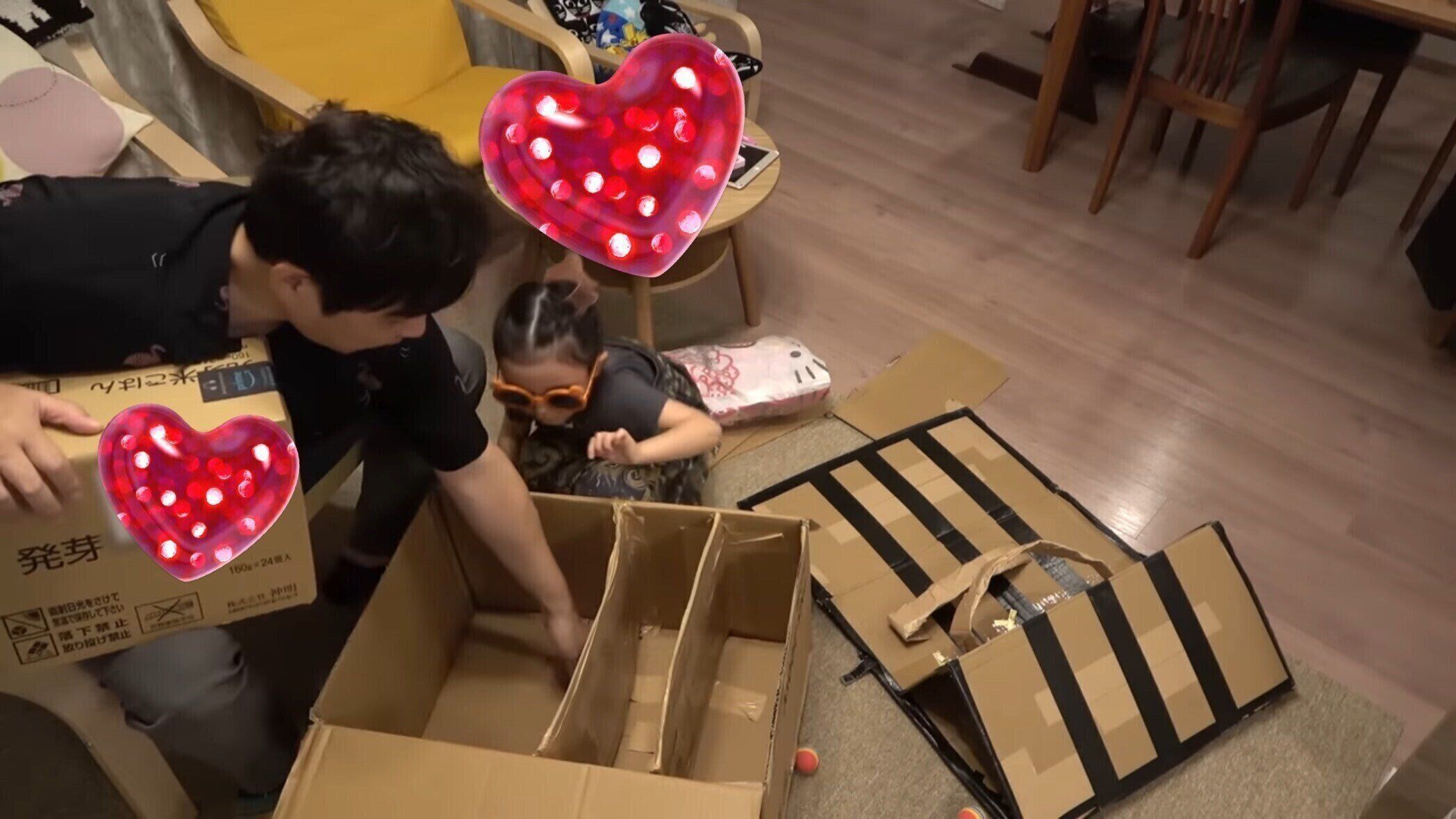 娘さんと藤原さんがダンボールで冷蔵庫を作っている様子。