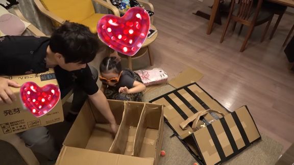 娘さんと藤原さんがダンボールで冷蔵庫を作っている様子。