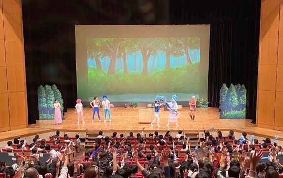小さな子どもたちや、親子向けのお笑いライブの画像