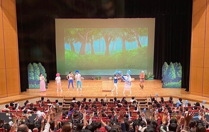 小さな子どもたちや、親子向けのお笑いライブの画像