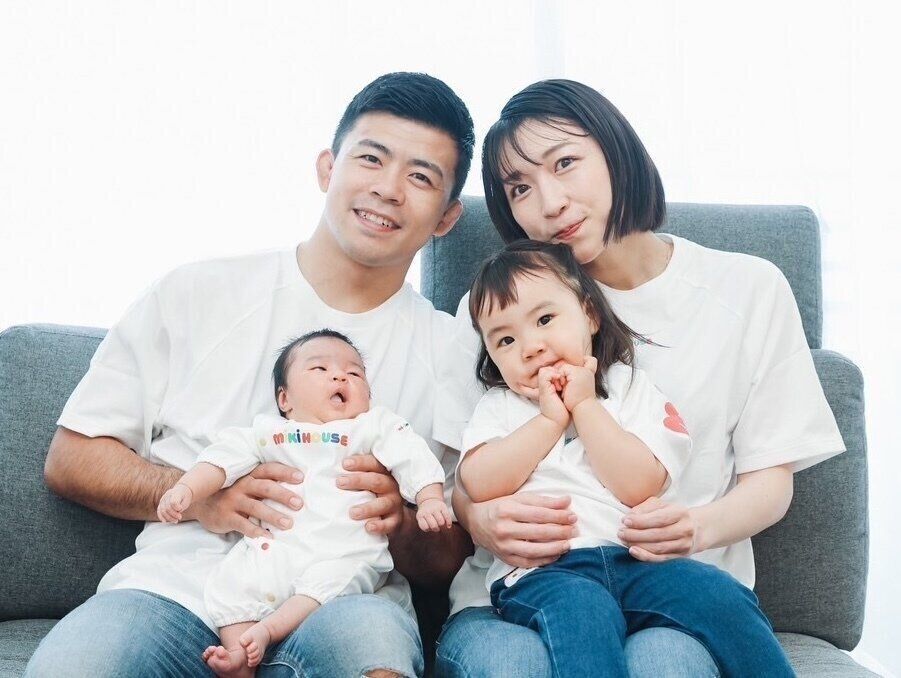 文田さんと妻・有美さん、長女、二女の4人での家族写真。