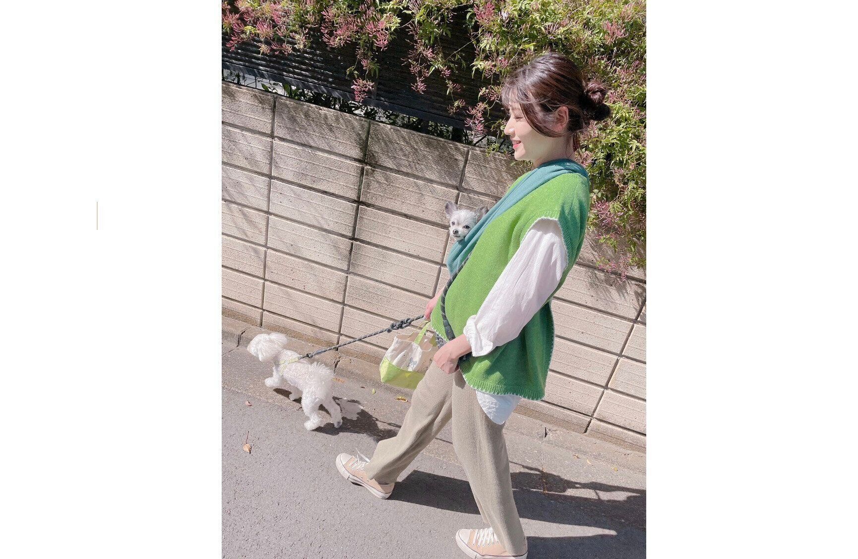 ２匹のワンちゃんとお出かけする矢島さん。