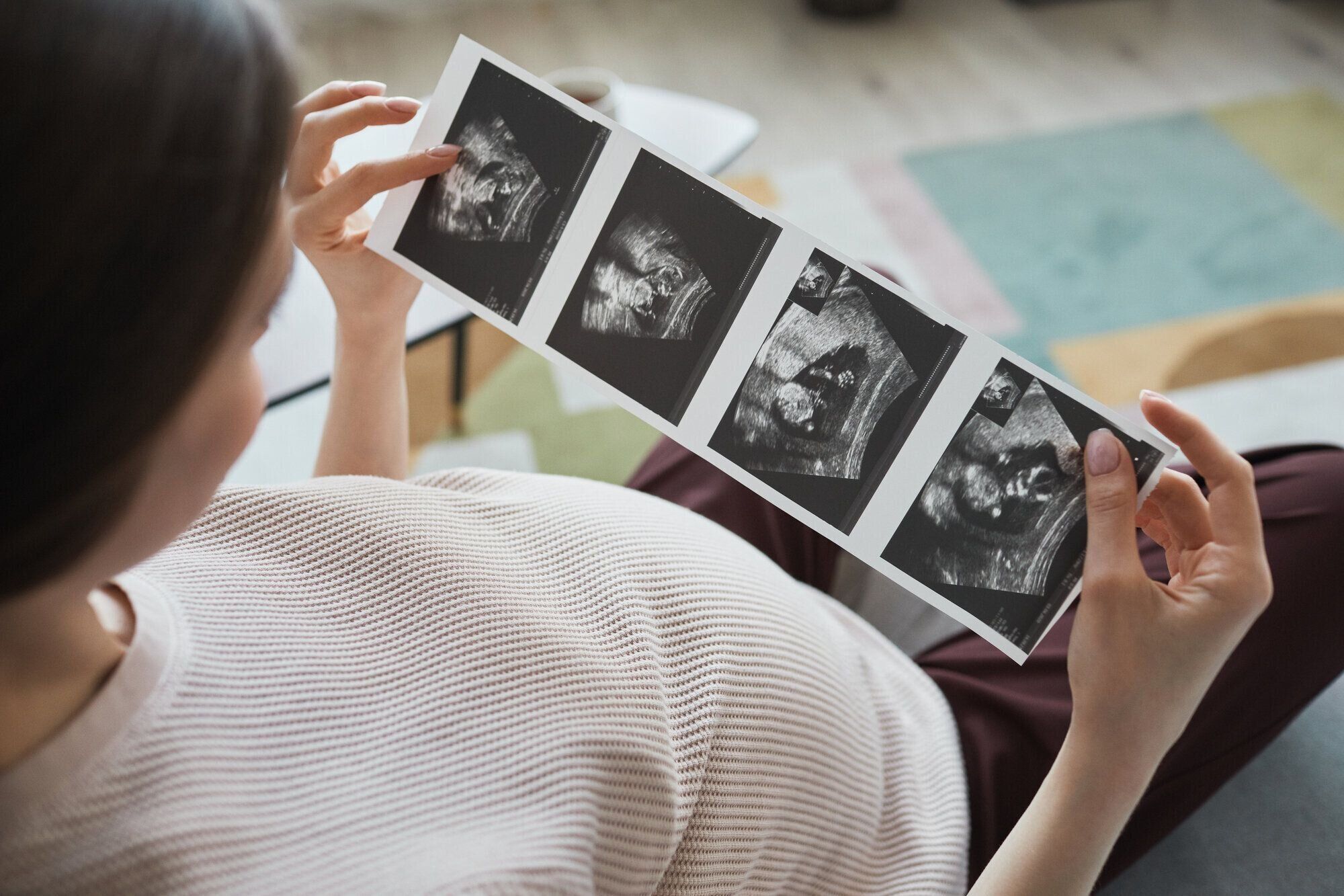 妊娠中の女性が自宅でエコー写真を見る様子