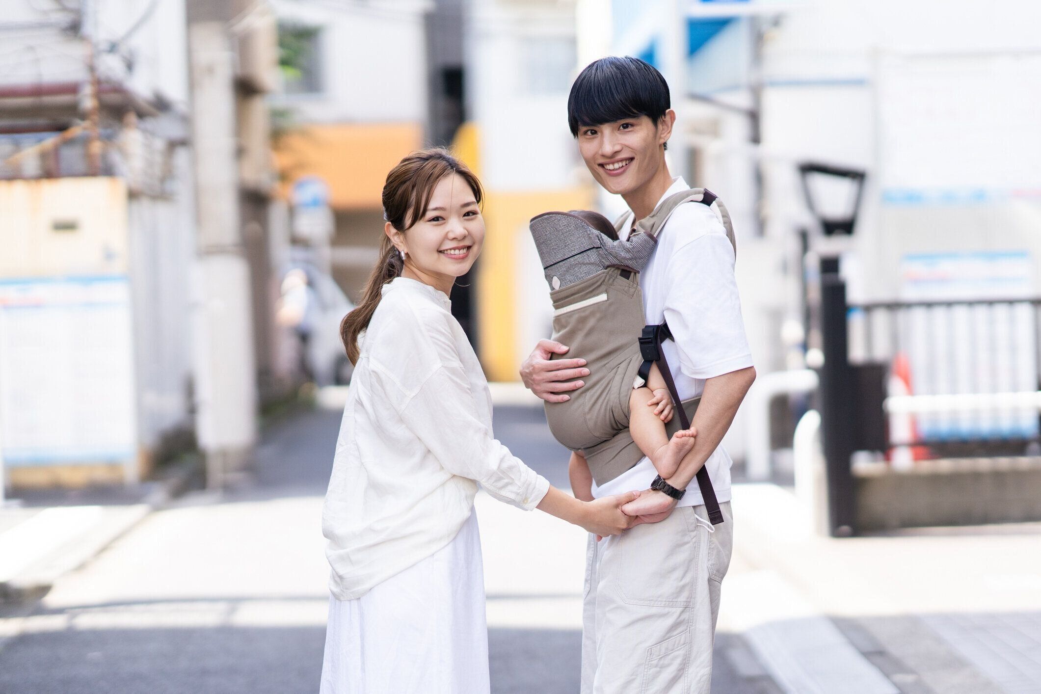 赤ちゃんを抱いて外出するカップル