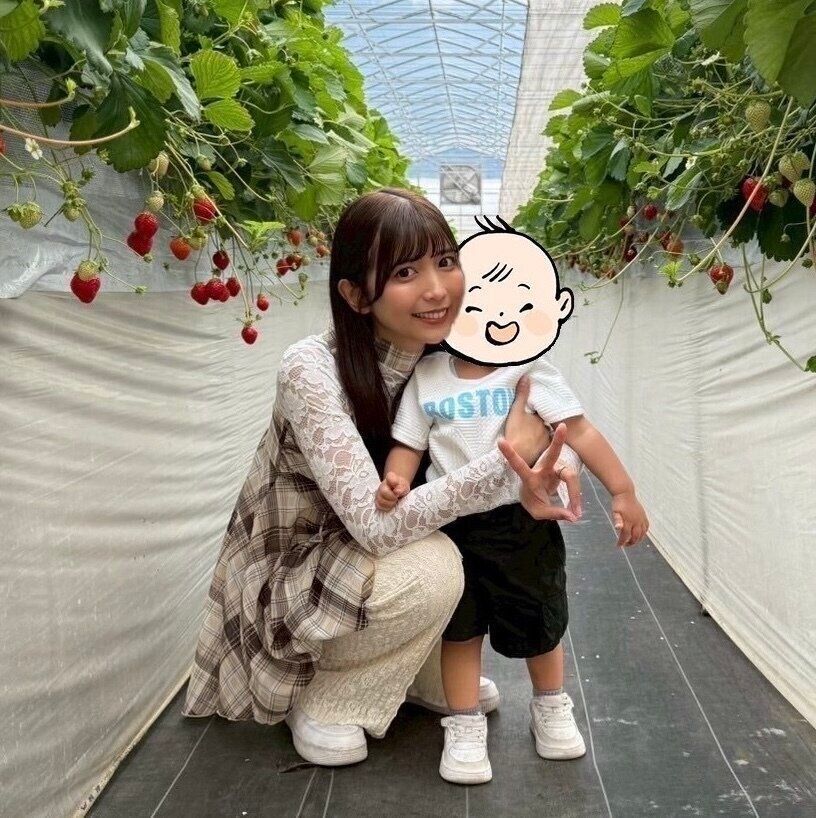 いちご狩りでの、ゆんさんとコルクくん。