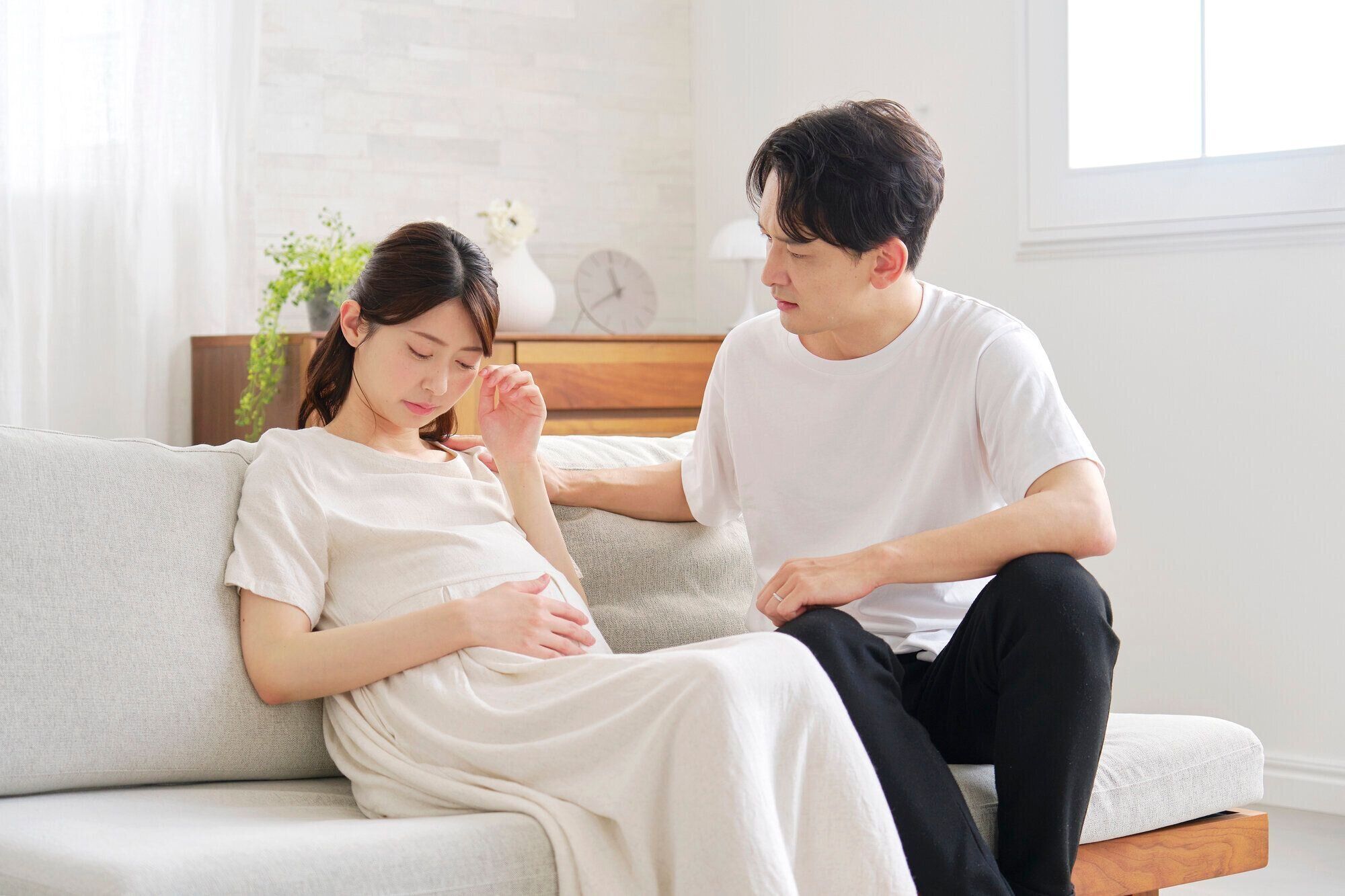 頭痛に悩む妊娠中の女性と夫