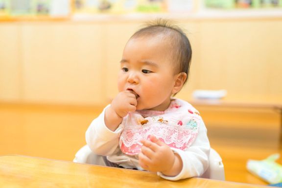赤ちゃんおやつを食べる