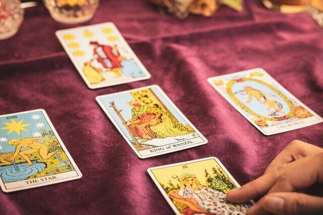 「当たるも八卦、当たらぬも八卦」占い信じる？信じない？