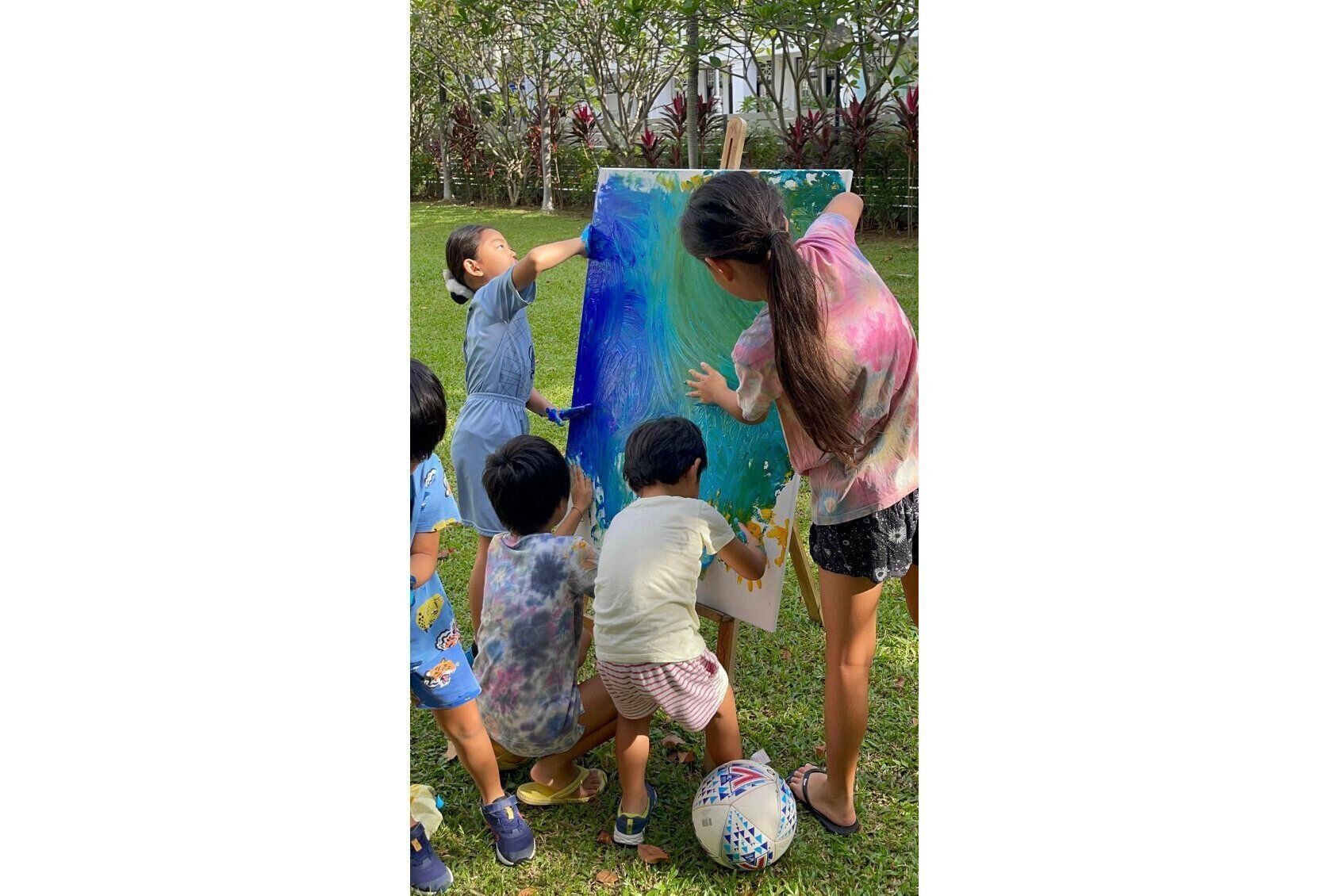 日記さんの制作風景を見ていて、子どもたちも描きたいと言ってくるように。