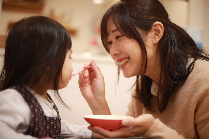 女の子食べる離乳食