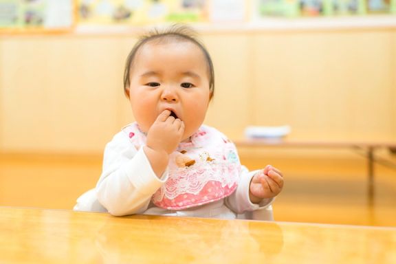 赤ちゃんおやつを食べる