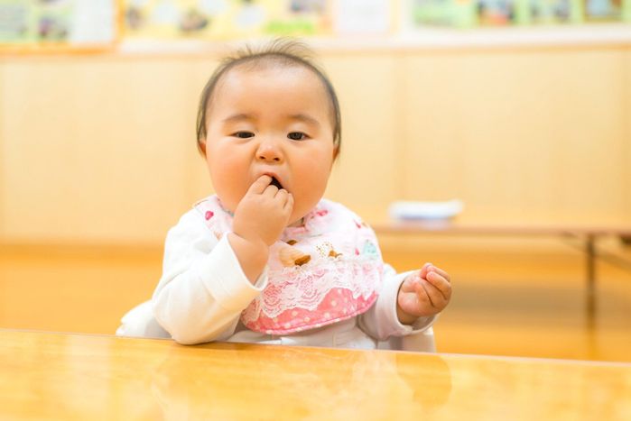 赤ちゃんおやつを食べる